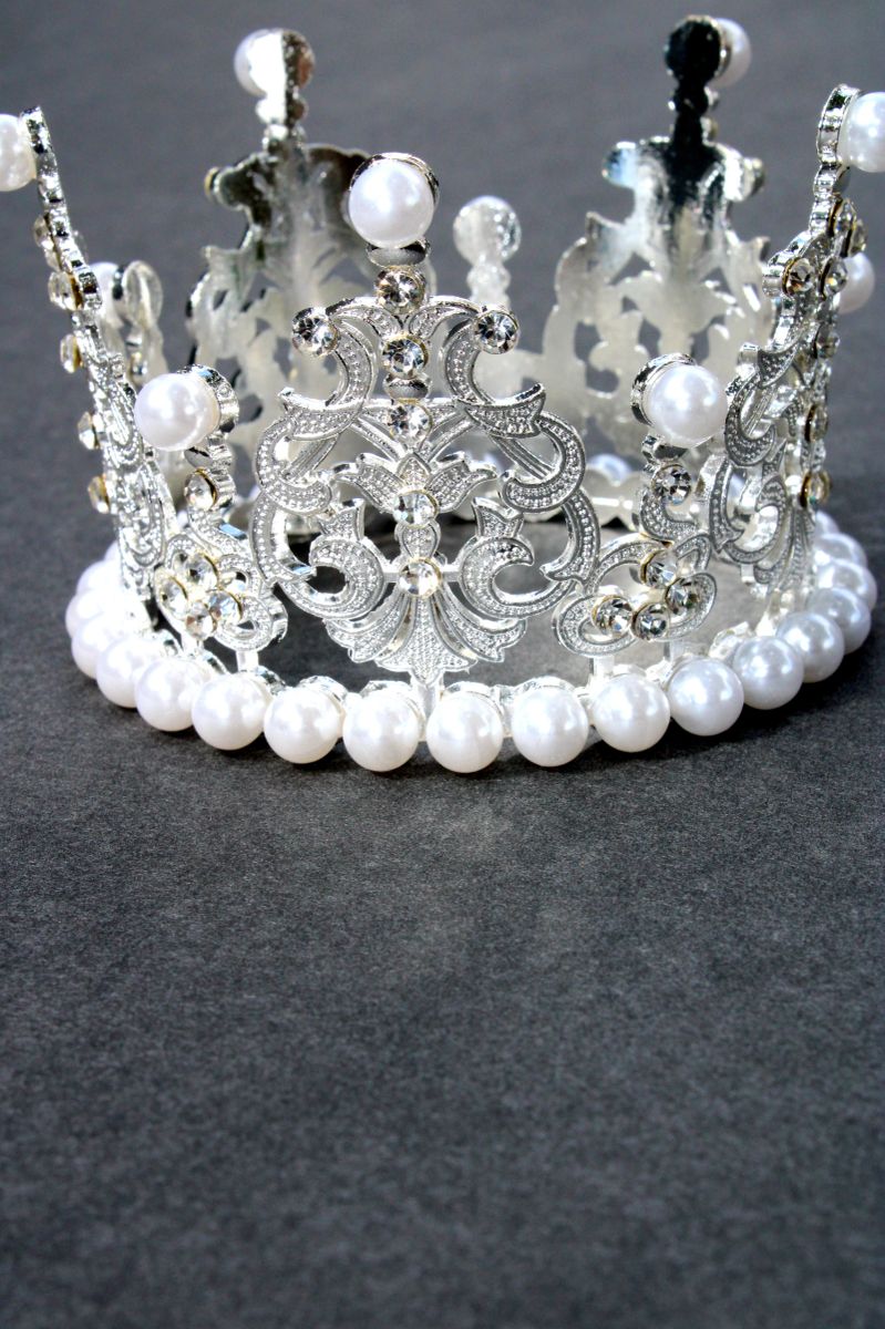 Silver color,pearl & diamond accented Crown