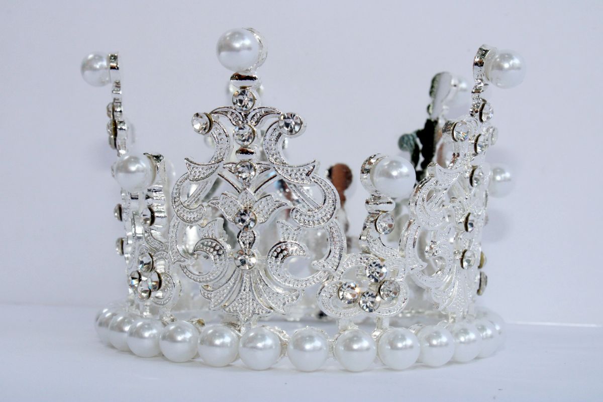 Silver color,pearl & diamond accented Crown